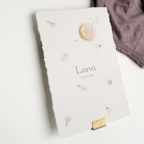 Geboortekaartje meisje goudfolie maan en bloemen op handgeschept papierlook