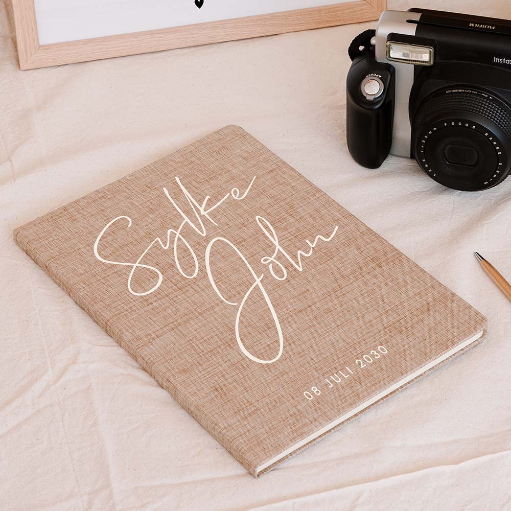 Linnen gastenboek gepersonaliseerd met sierlijke namen