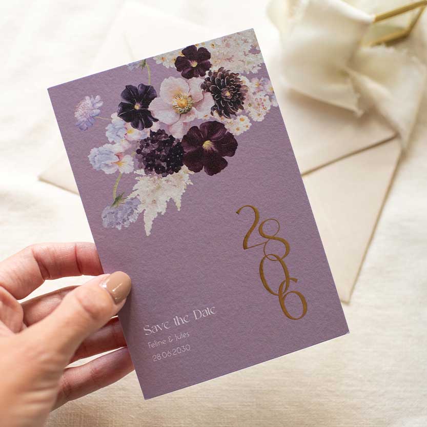 Romantische Save the Date kaart paarse bloemen