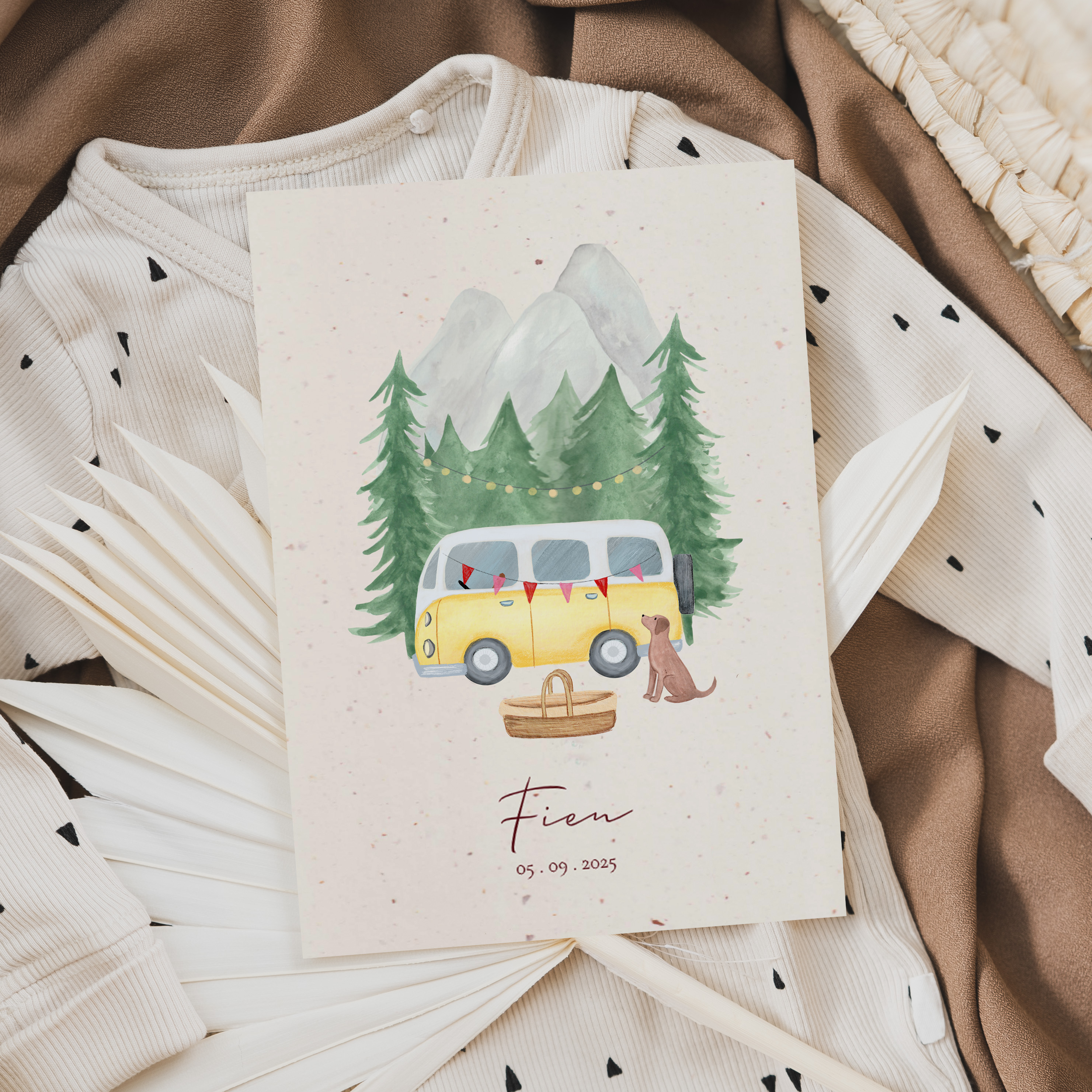 Geboortekaartje met geel campertje in het bos