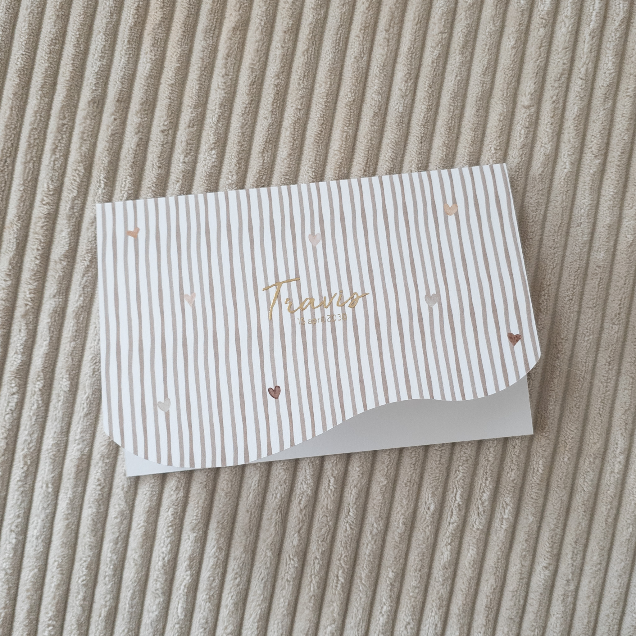 Geboortekaartje dubbel golf liggend bruin gestreept goudfolie