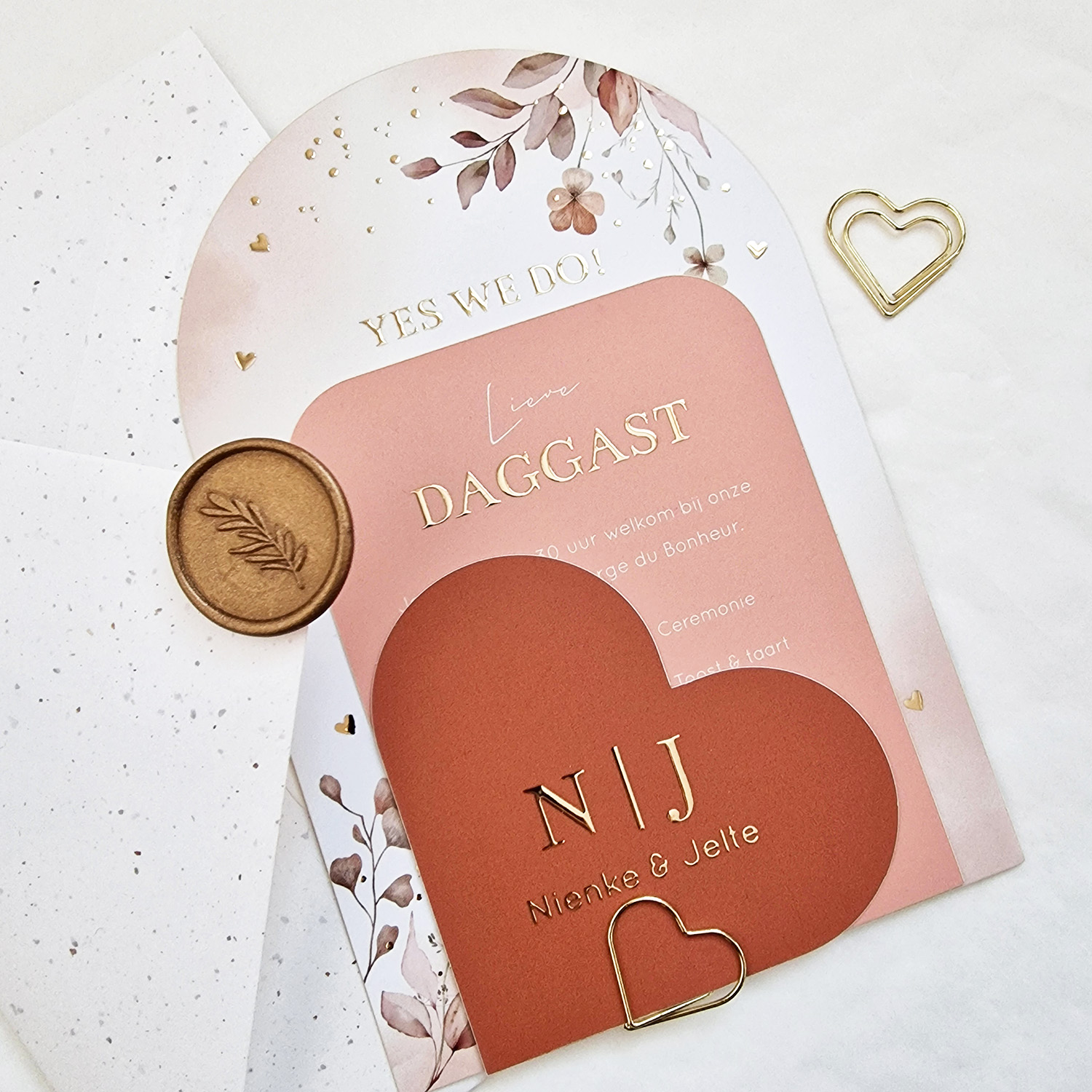 Stijlvolle label trouwkaart hartje bloemen terracotta luxe goudfolie