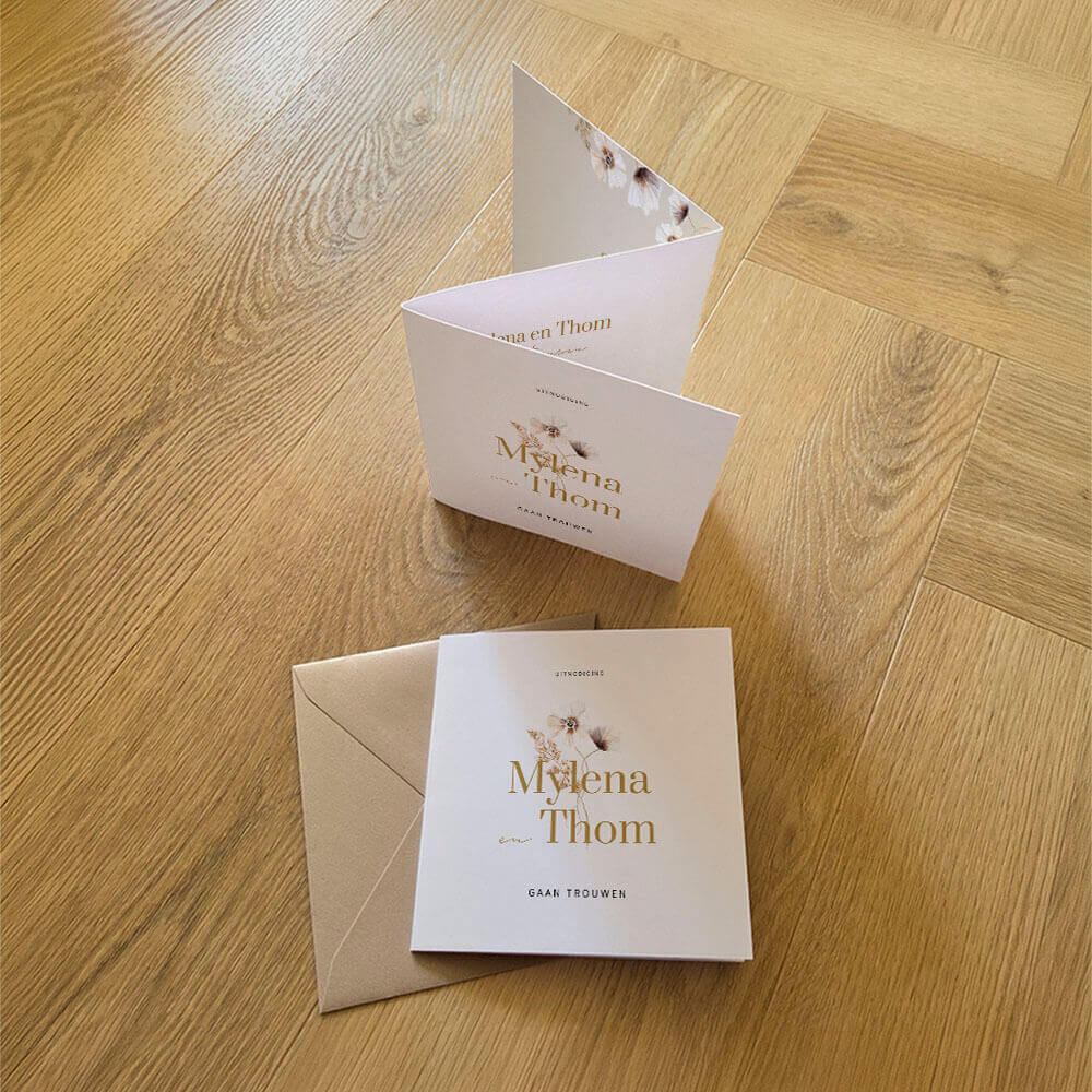 Originele zigzag drieluik trouwkaart met bloemen