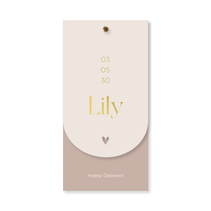 Oudroze geboortekaartje met label en uitgespaard hartje goudfolie