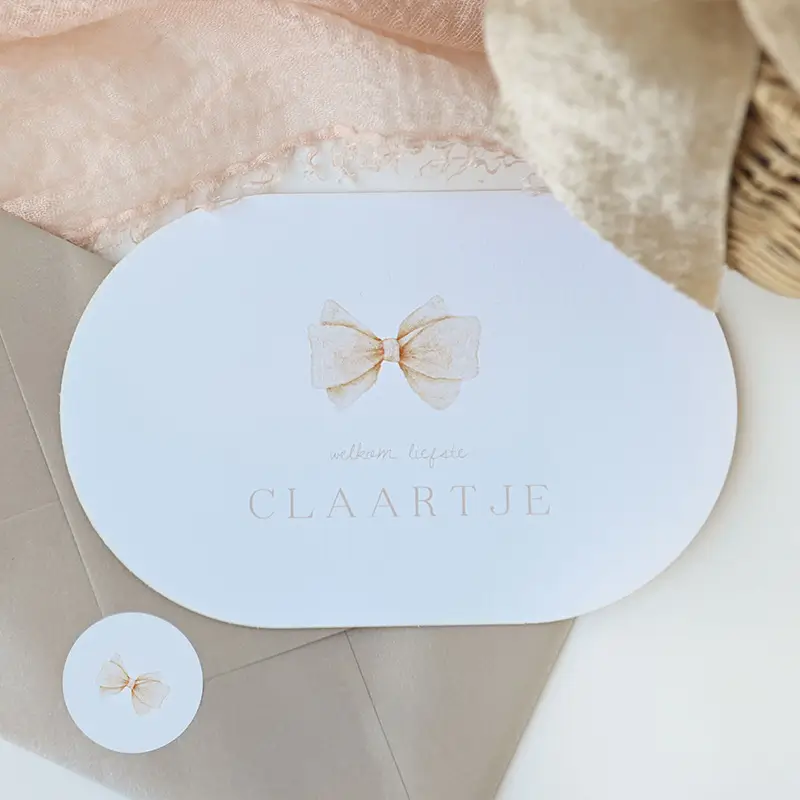 Klassiek ovaal geboortekaartje met illustratie strik