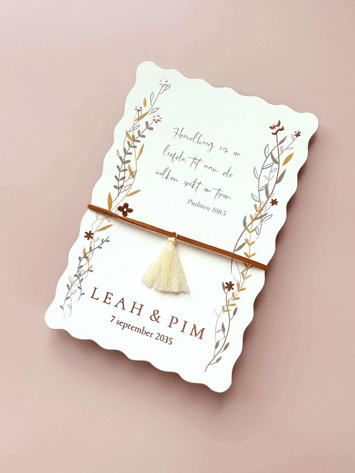 Christelijke trouwkaart in golfvorm met bloemen en bijbeltekst
