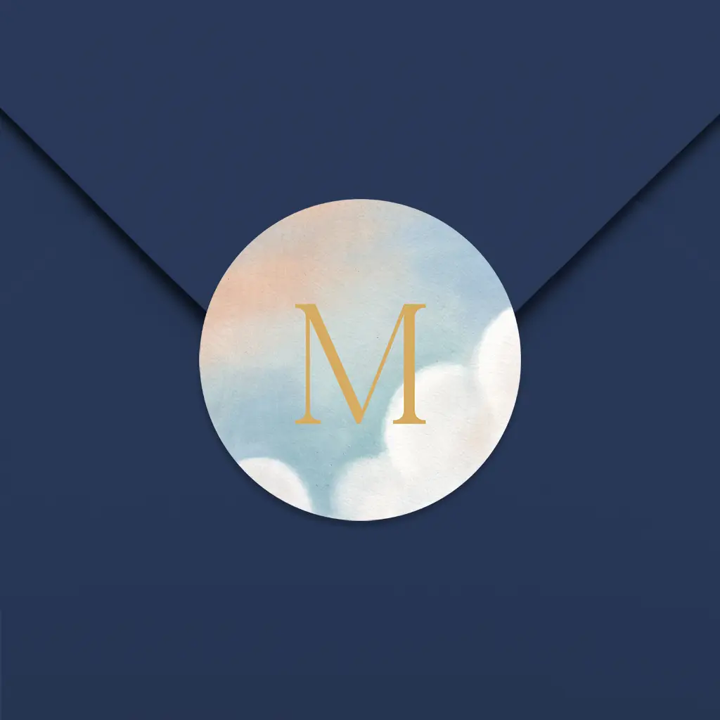 Sluitsticker blauw met initiaal en wolken - per 25 stuks