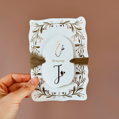 Labelkaart trouwkaart romantische bloemenkrans monogram
