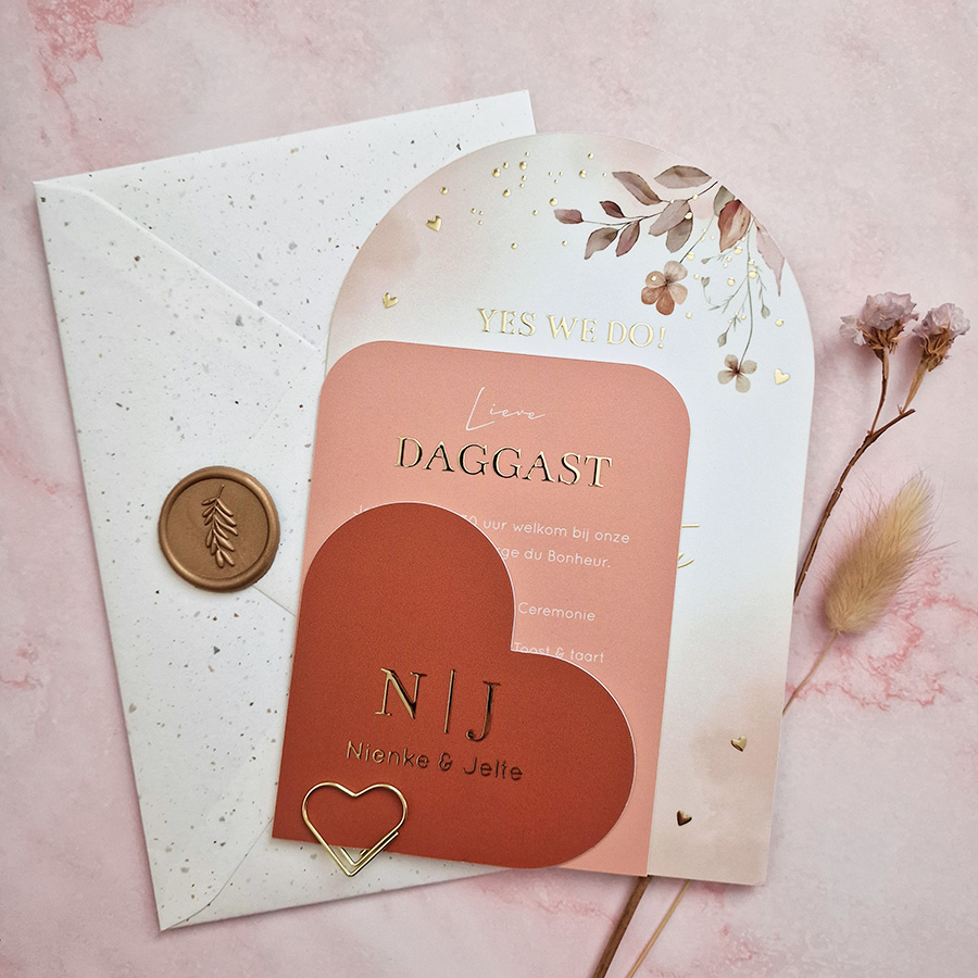 Stijlvolle label trouwkaart hartje bloemen terracotta | 11.4 × 17.1 cm