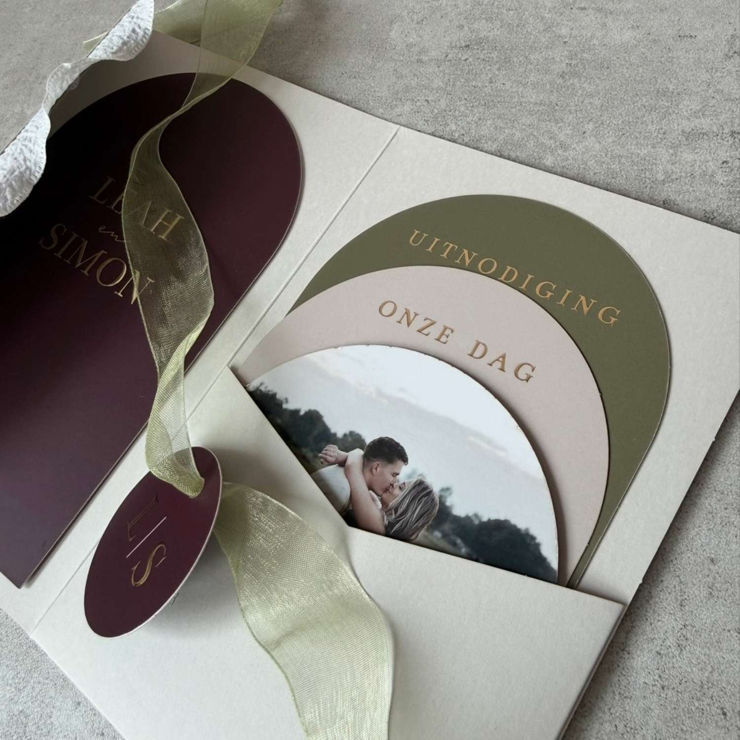 Pocketfold trouwkaart groen en bordeaux met goudfolie