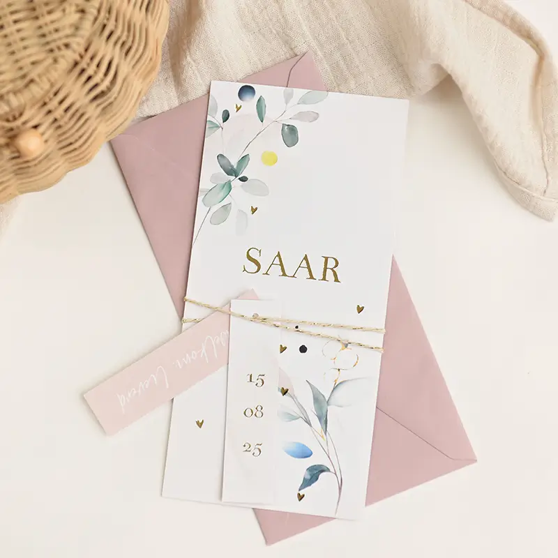 Lief label geboortekaartje met goudfolie en getekende bloemen