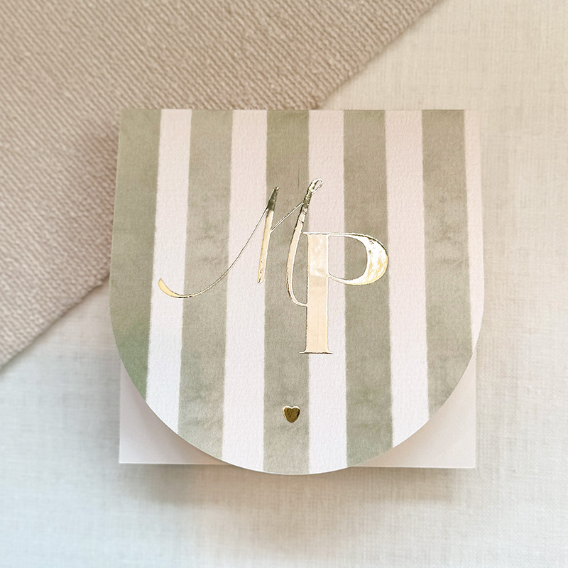 Trouwkaart boogvorm met olijfgroene strepen en goudfolie initialen