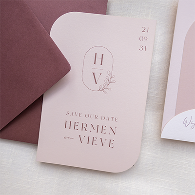 Terra nude save the date bijzondere vorm en monogram