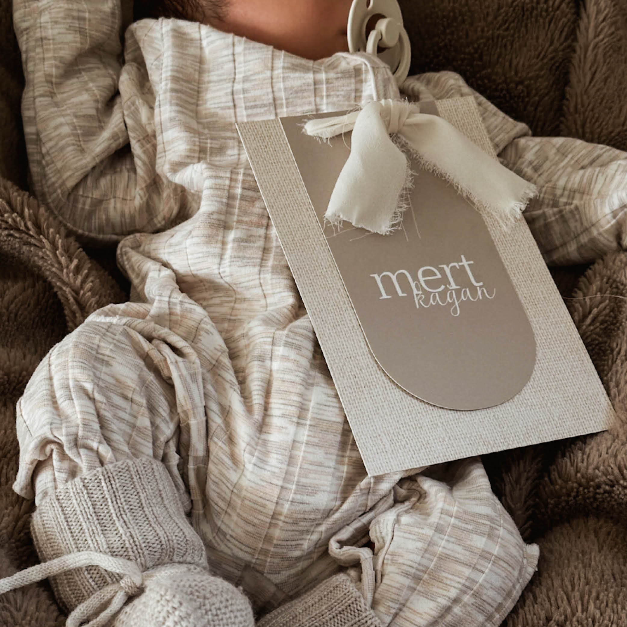 Geboortekaartje voor een jongetje met goudfolie