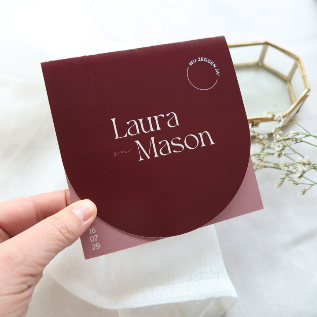 Luxe bordeaux trouwkaart met halfronde vorm en stijlvolle typografie