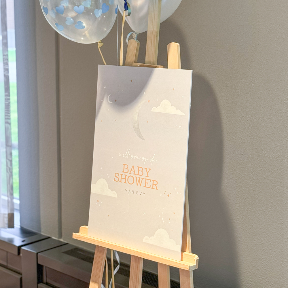 Dromerig welkomstbord babyshower met wolken, sterren en maan