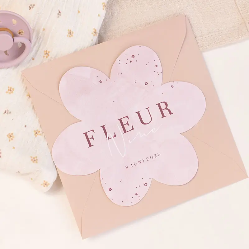 Lief geboortekaartje met roze velvet-look in de vorm van een bloem