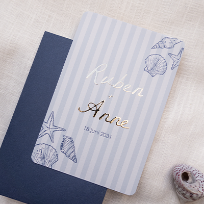 Trouwkaart met lichtblauwe streep en schelpjes zee