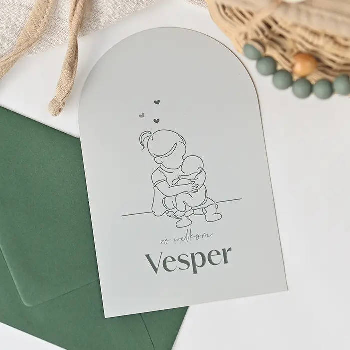 Boogvorm geboortekaartje met lijntekening van grote zus met broertje op schoot