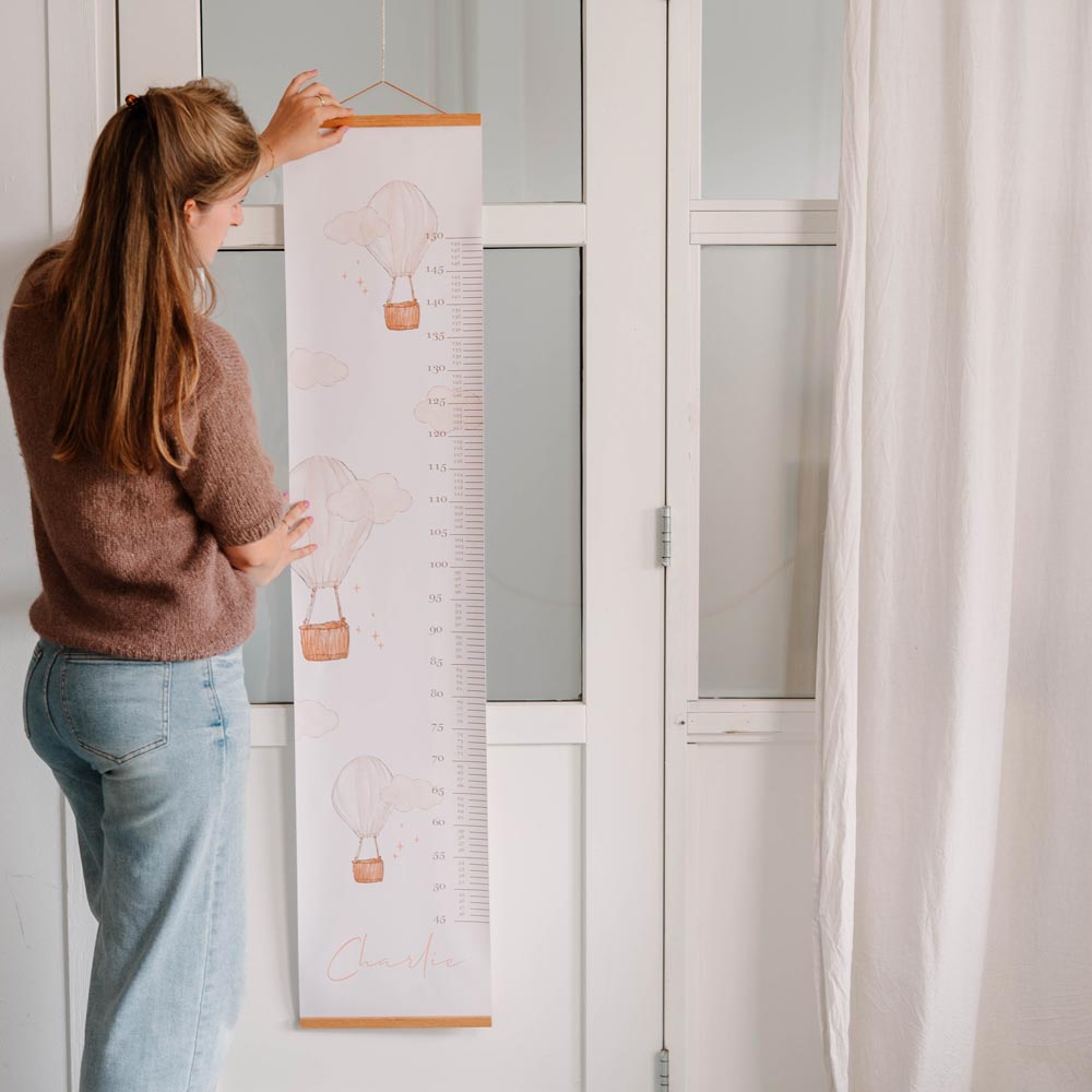 Groeimeter voor kinderkamer met luchtballonnen in beige