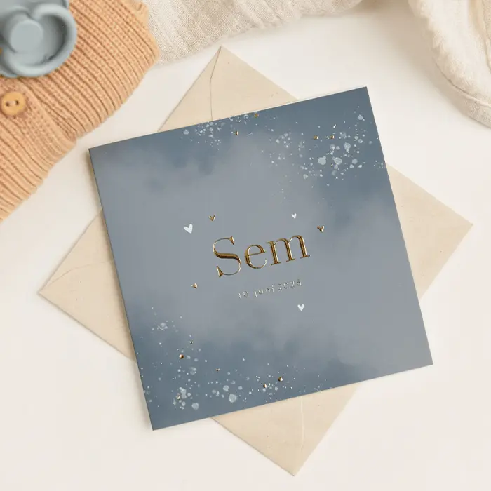 Blauw watercolour geboortekaartje met goudfolie en hartjes