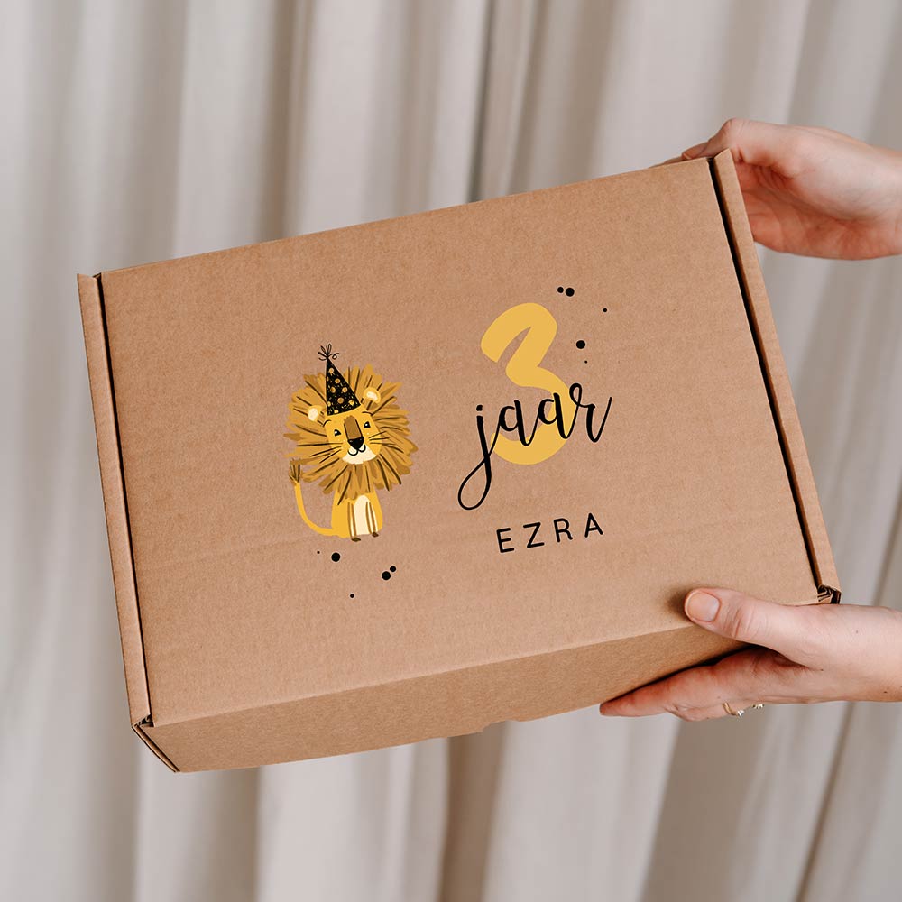 Stoere cadeaudoos van kraft met leeuwtje, leeftijd en naam