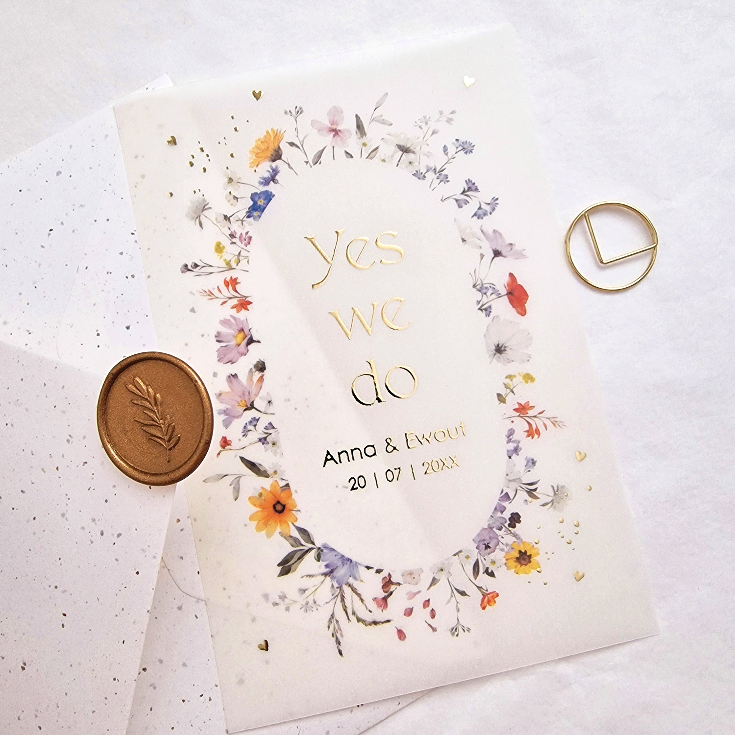 Trouwkaart kalkpapier kleurrijke bloemenkrans goudfolie (set 2 kaarten)