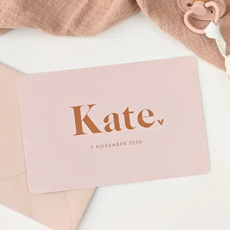 Minimalistisch roze geboortekaartje met hartje voor een meisje