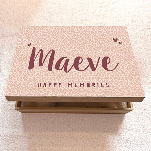 Houten herinneringenkistje met roze panterprint en naam