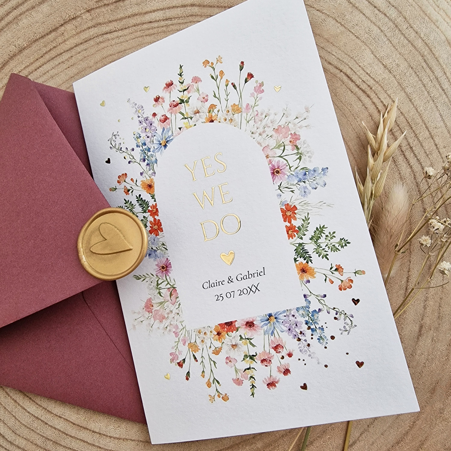 Trouwkaart wit gekleurde bloemenkrans boog goudfolie