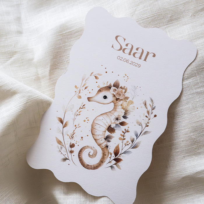 Schattig geboortekaartje zeepaardje met bloemen golfrand