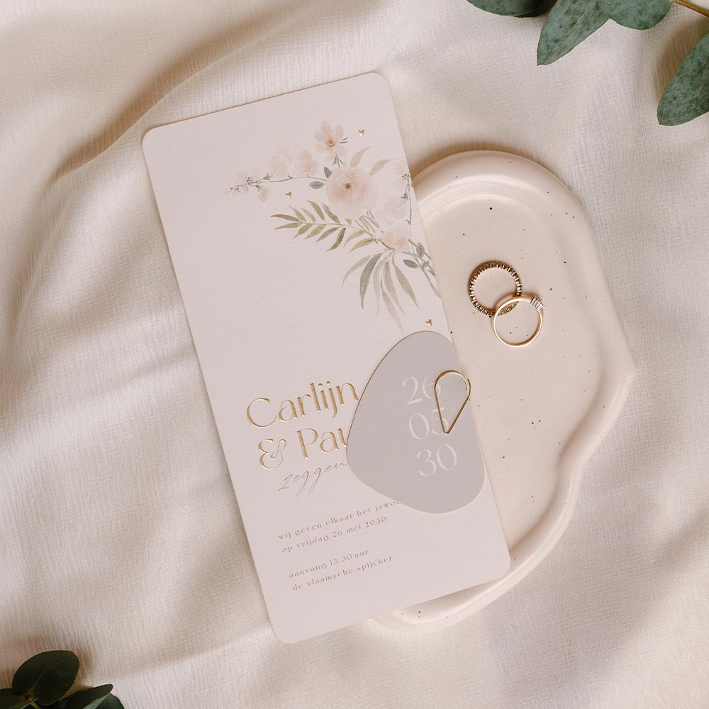 Stijlvolle stapelkaart bruiloft in pastel geel met bloemen mat goudfolie