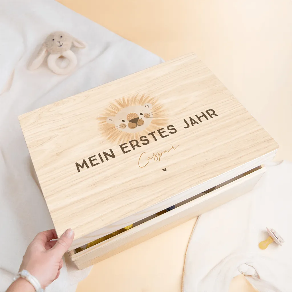 Kiste zur Aufbewahrung der Erinnerungen aus dem ersten Lebensjahr