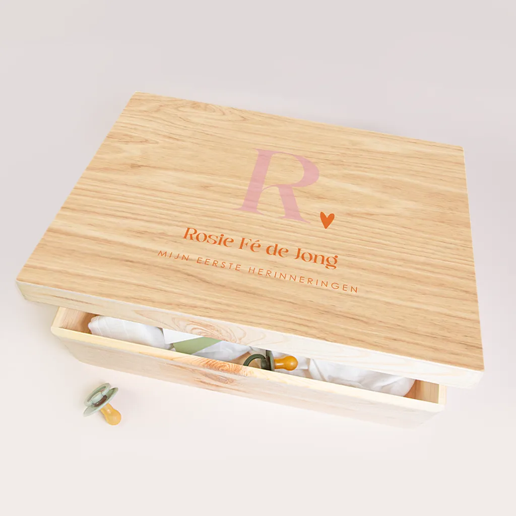 Memorybox baby in oranje en roze colorblocking initiaal