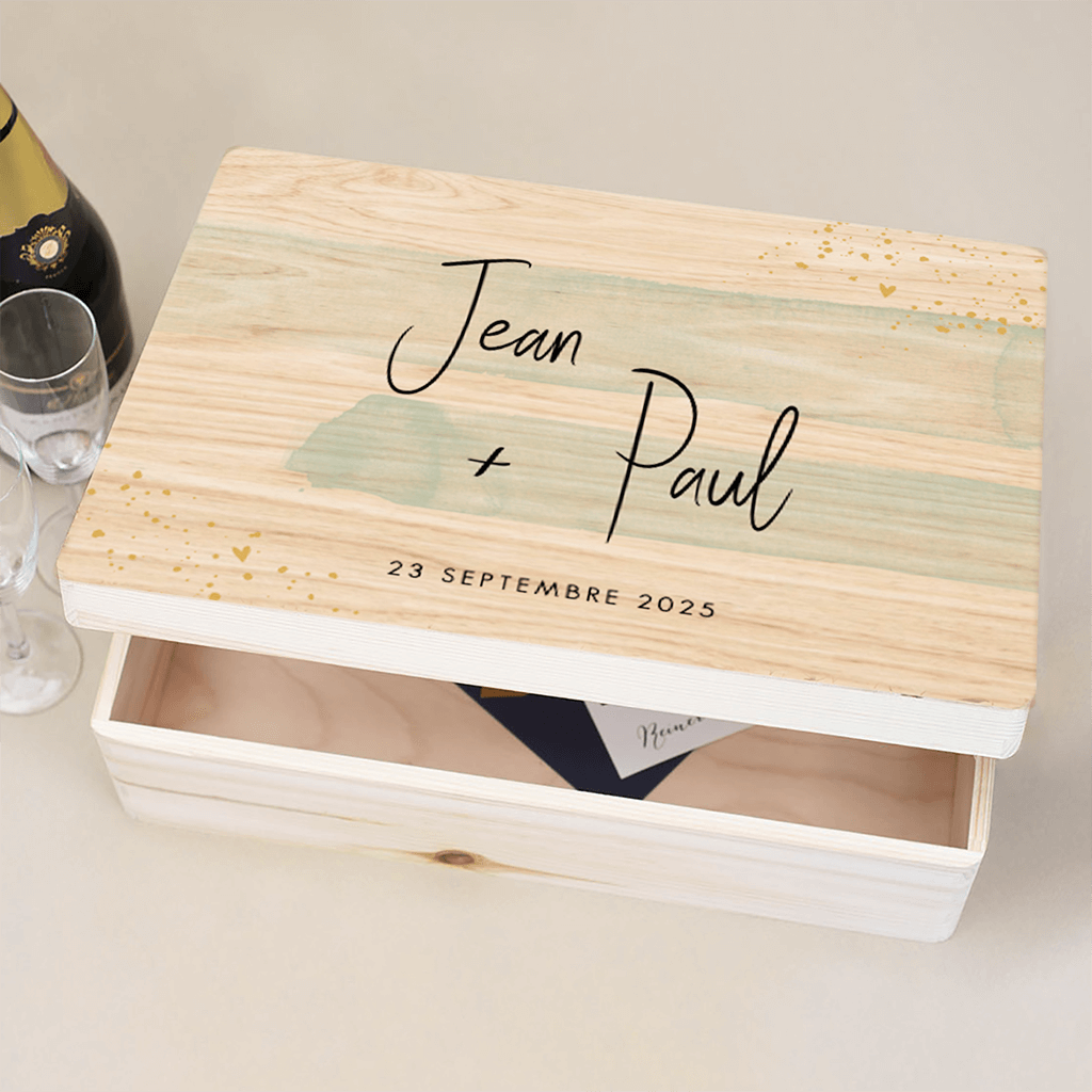 Boîte de souvenir en bois de mariage avec des cœurs et de l'aquarelle