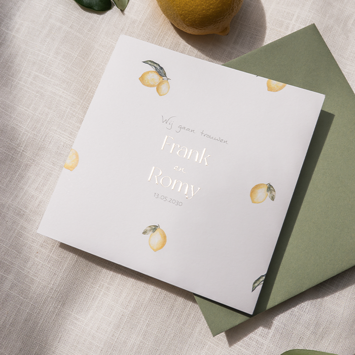 Offwhite trouwkaart met citroenen print en blaadjes