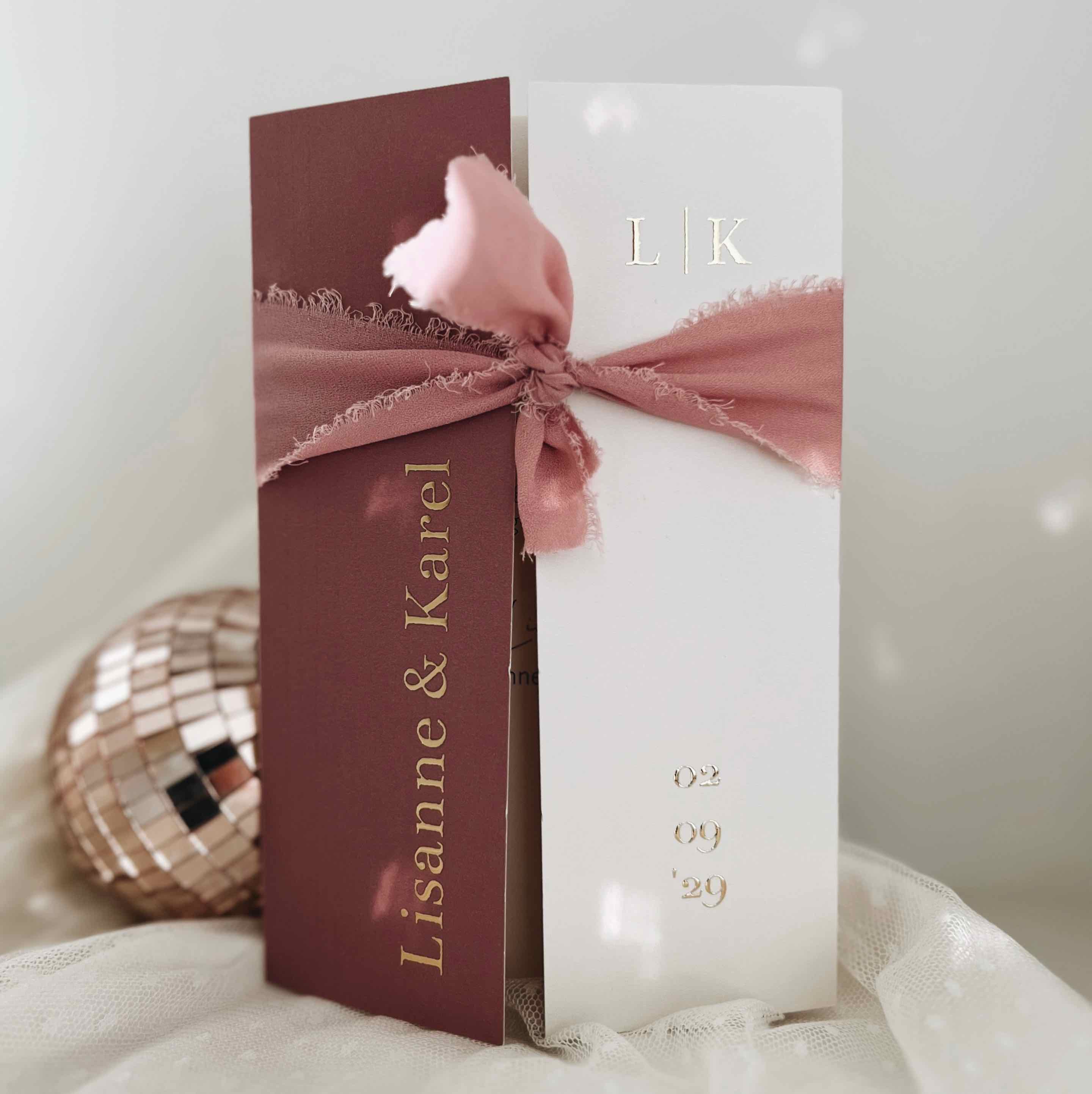 Luikvouw trouwkaart roze beige en goudfolie met logo