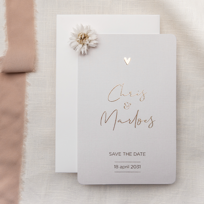 Linnenlook save the date kaart met luxe goudfolie en monogram