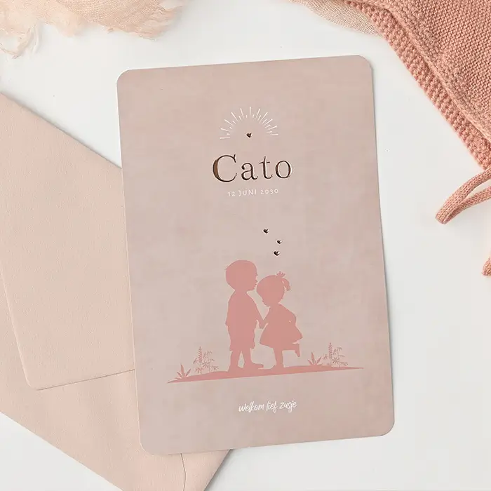 Schattig roségoudfolie babykaartje met silhouet van zusje met broer