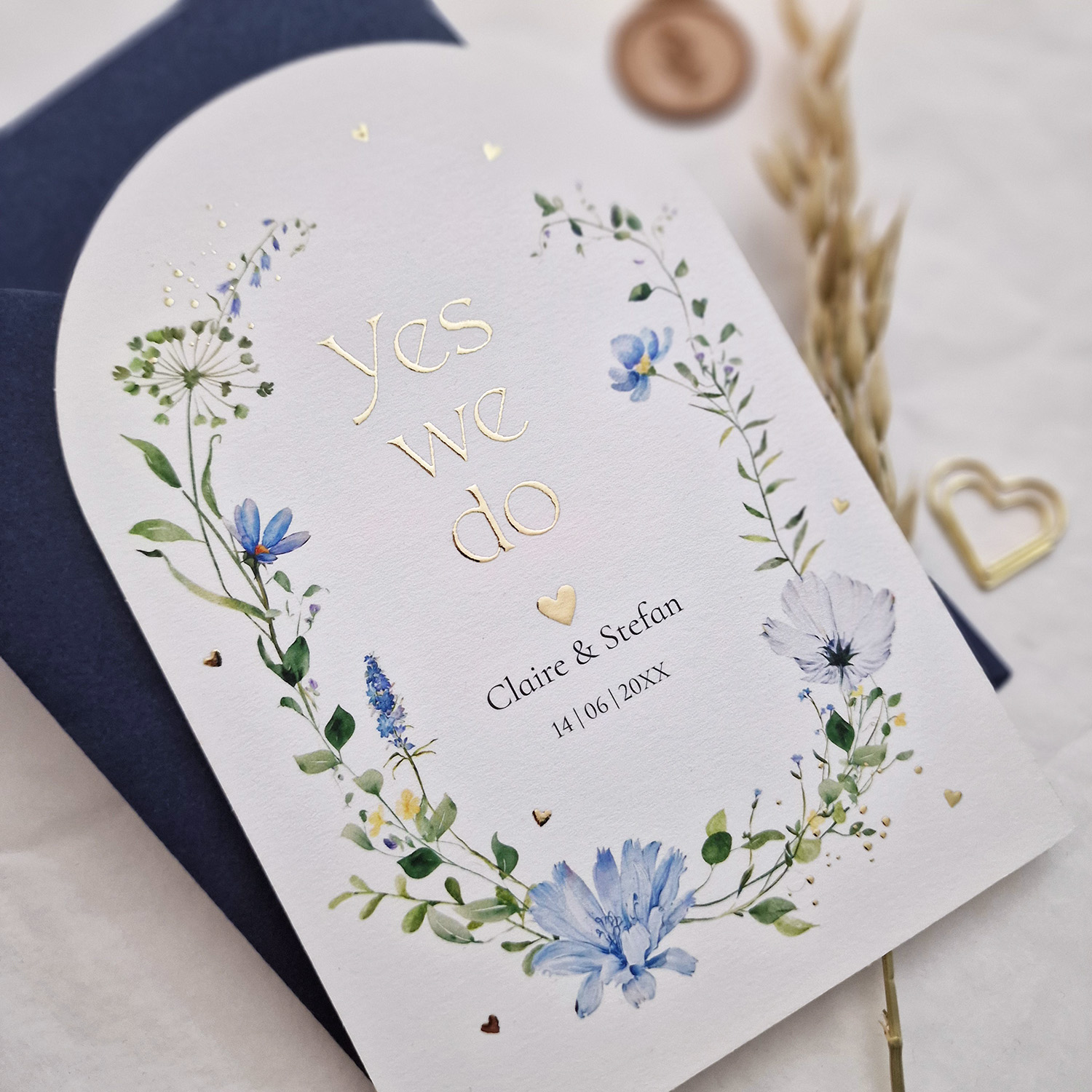 Originele trouwkaart botanisch wit bloemen blauw boog goudfolie Twiggy