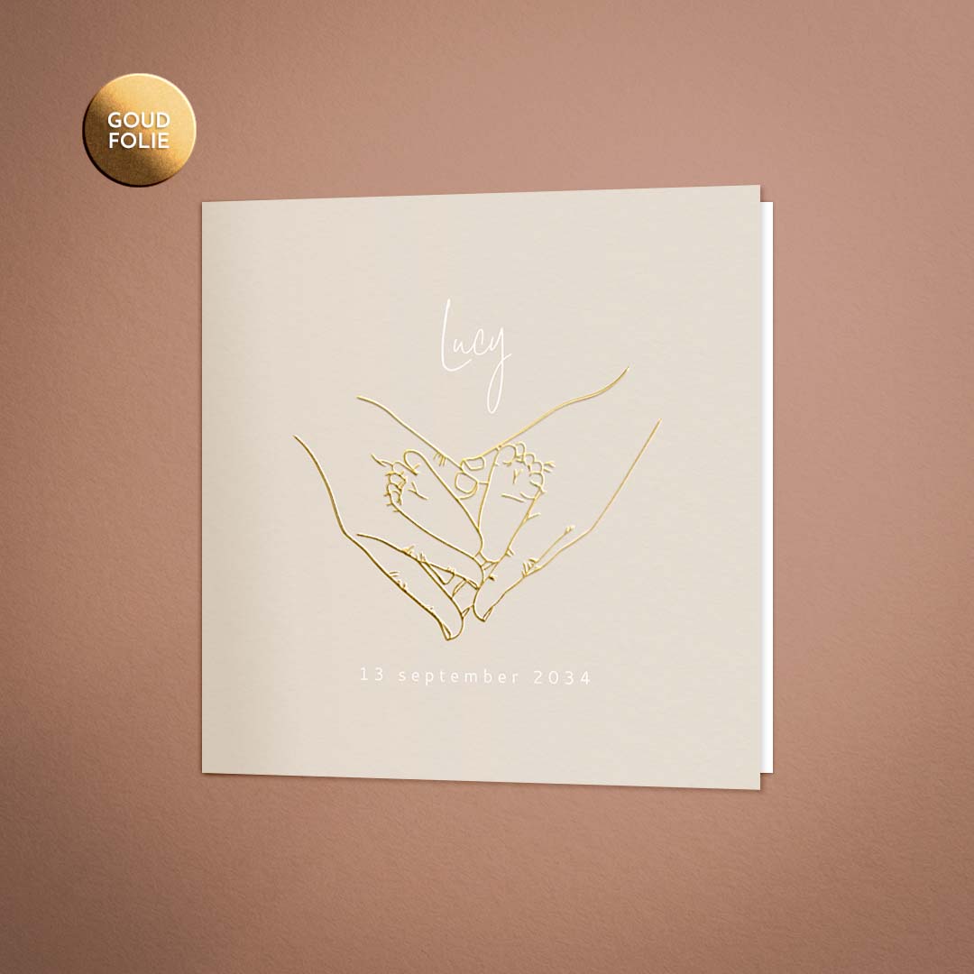 Lief geboortekaartje voor een meisje met getekende handen en voetjes