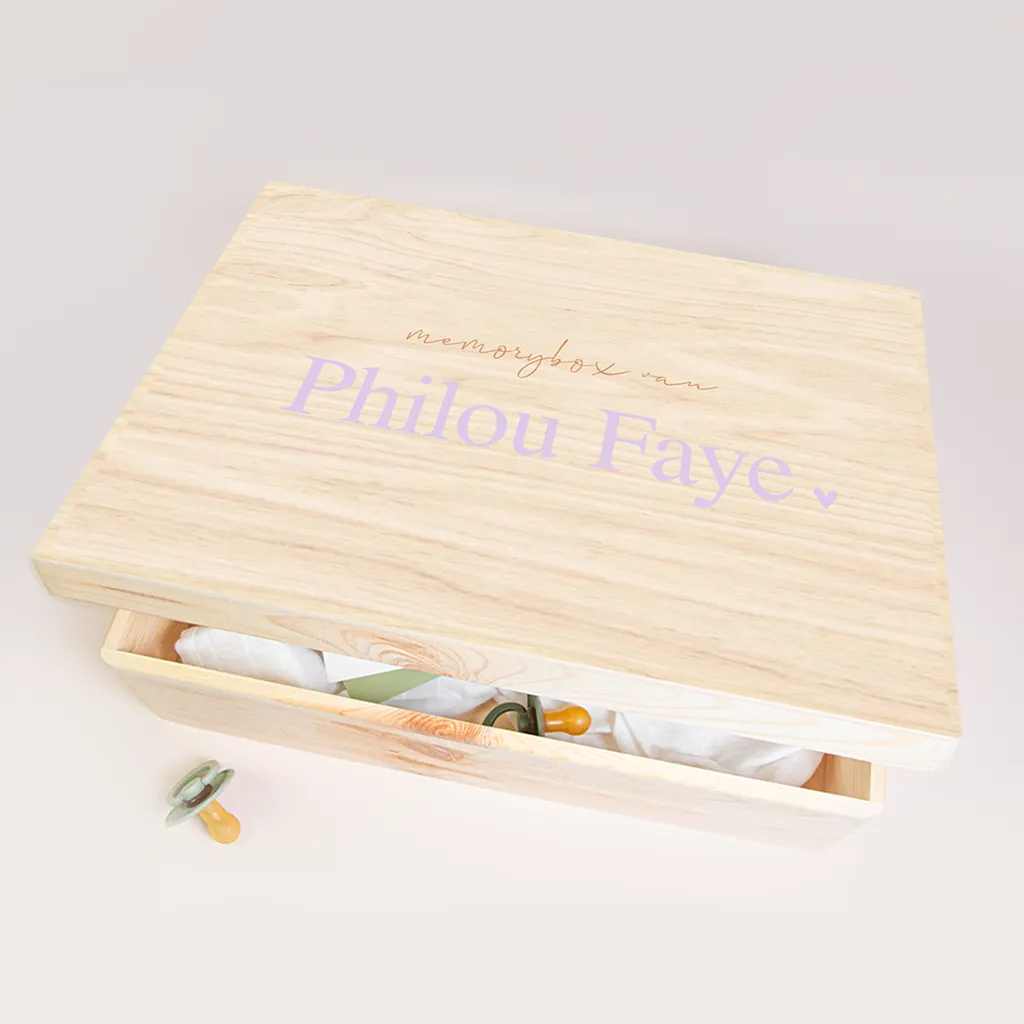 Memorybox baby met lila tekst en klein hartje