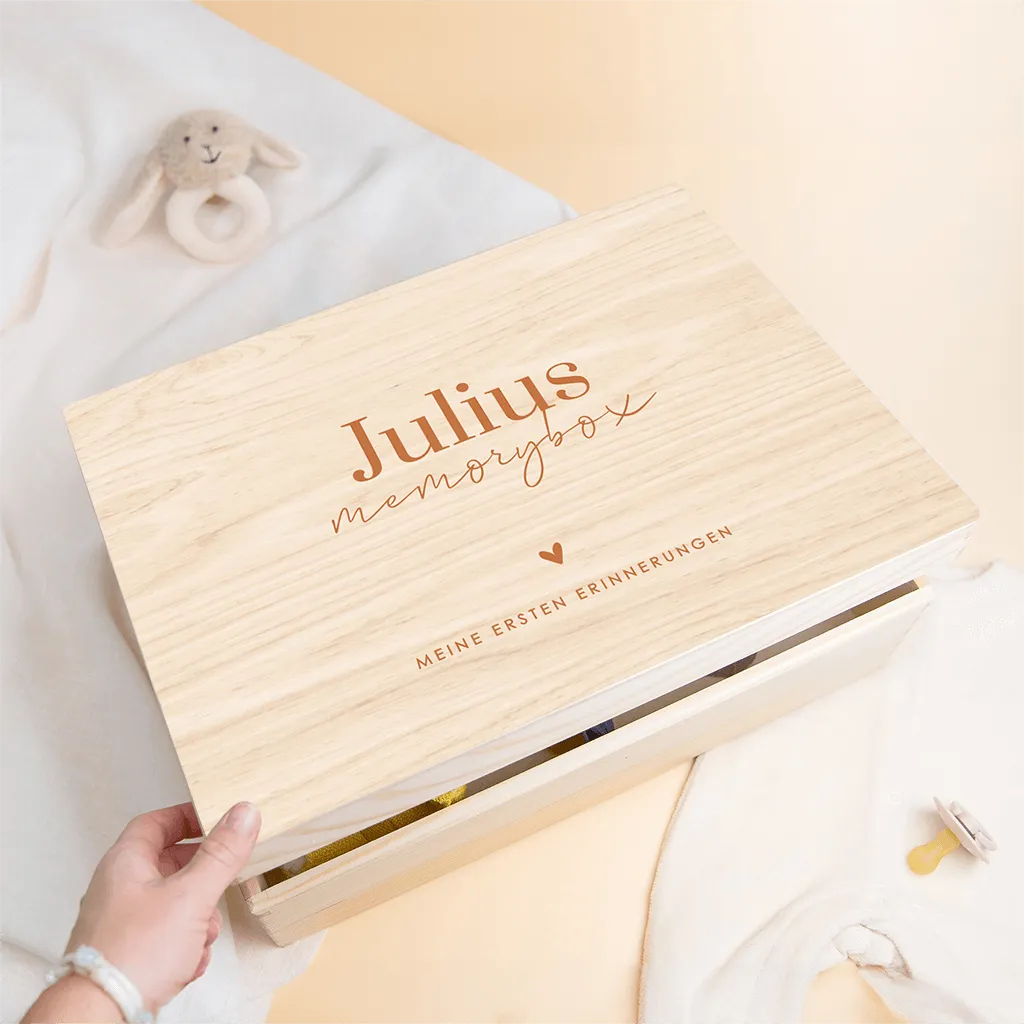 Schlichte Memorybox aus Holz mit Namen und kleinem Schriftzug