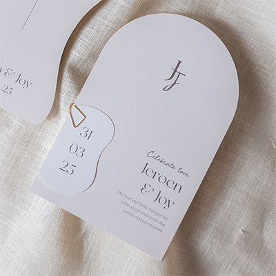 Boogvormige trouwkaart beige met wit organisch label