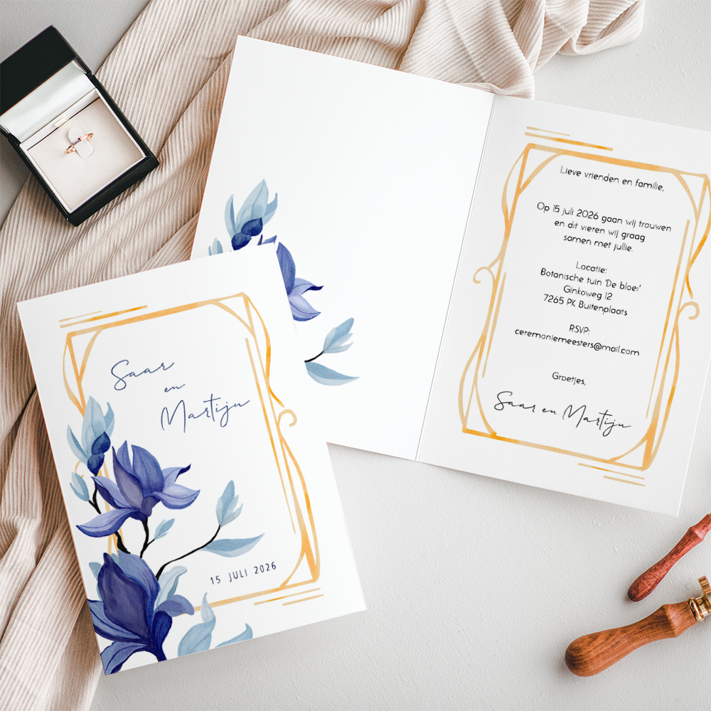 Trouwkaart art deco vorm met blauwe magnolia bloem.
