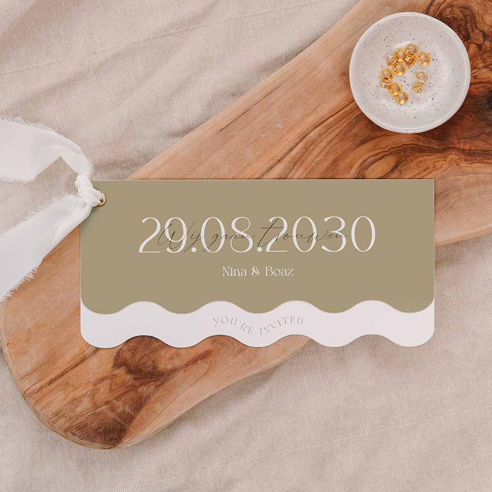Trouwkaart met label in groen met dagprogramma en lint