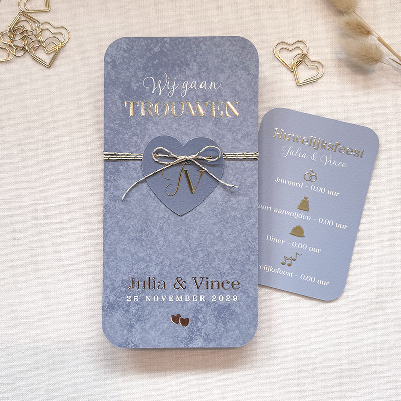 Trouwkaart met dagprogramma en hartvormig label blauwtinten goudfolie