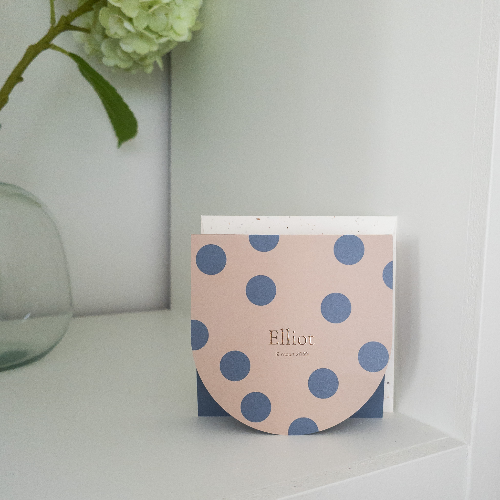 Geboortekaartje met stippen beige blauw goudfolie