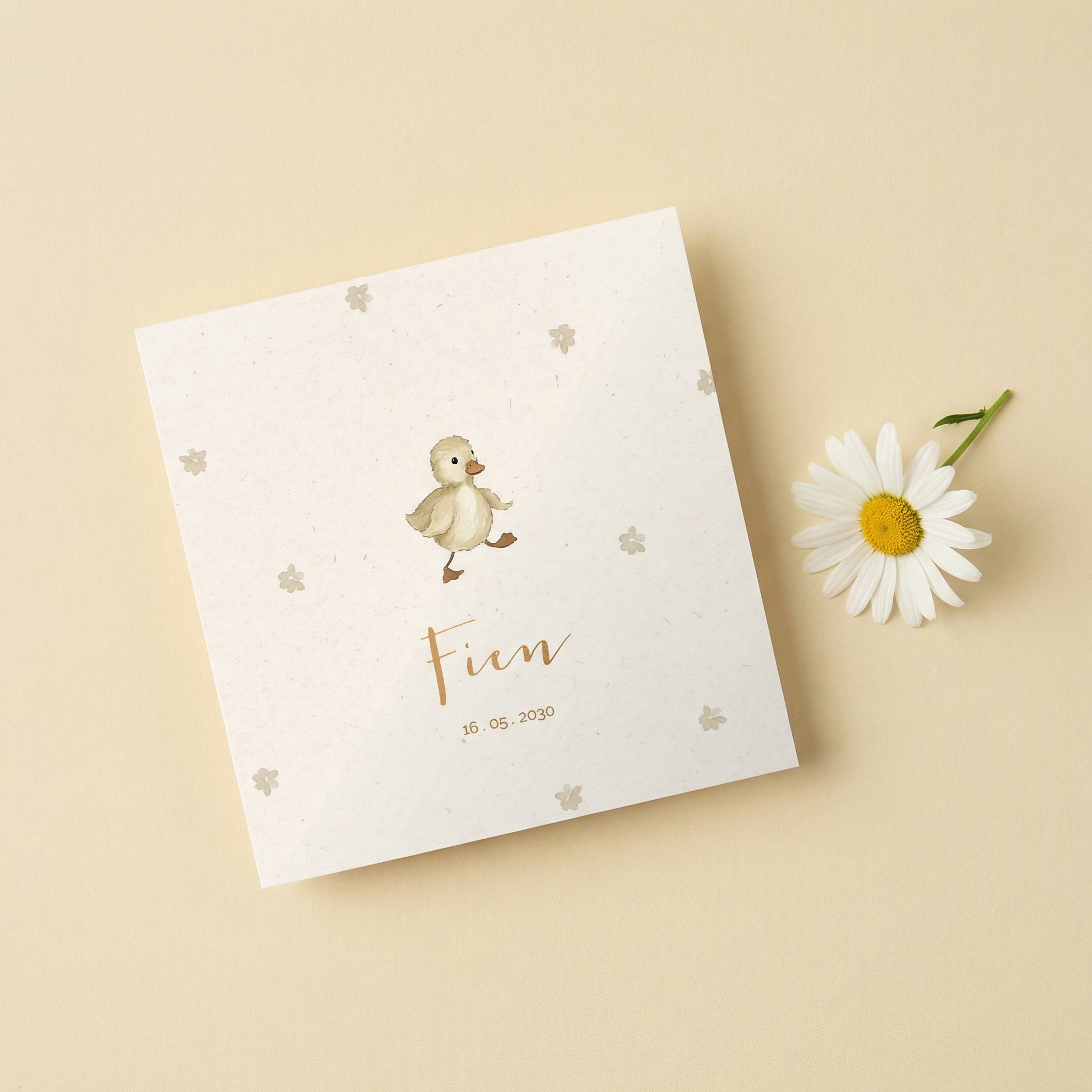 Schattig geboortekaartje meisje met eendje en droogbloemetjes