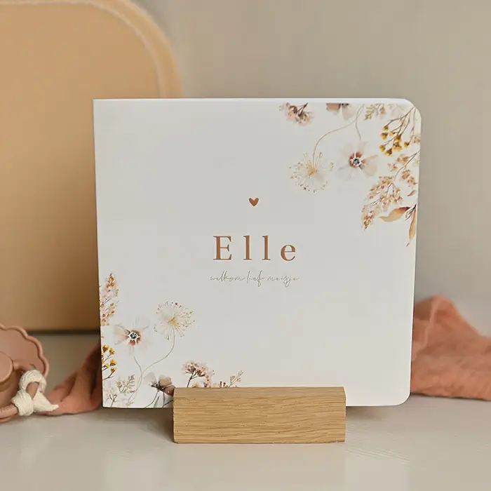 Romantisch geboortekaartje voor een meisje met sierlijke bloemen